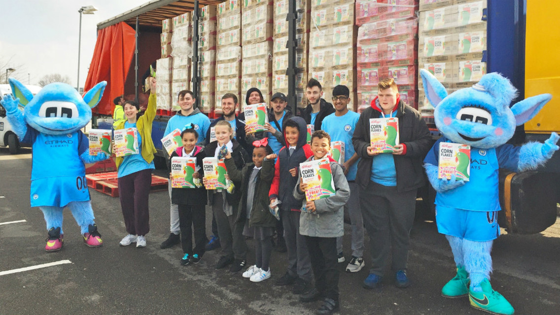 HEALTHY EATING: Premier League Works students helping local children in Manchester.