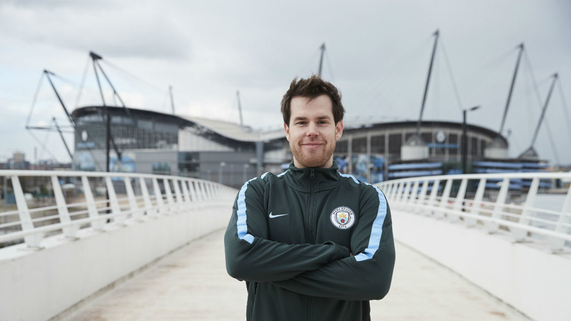 City sign world champion esports player