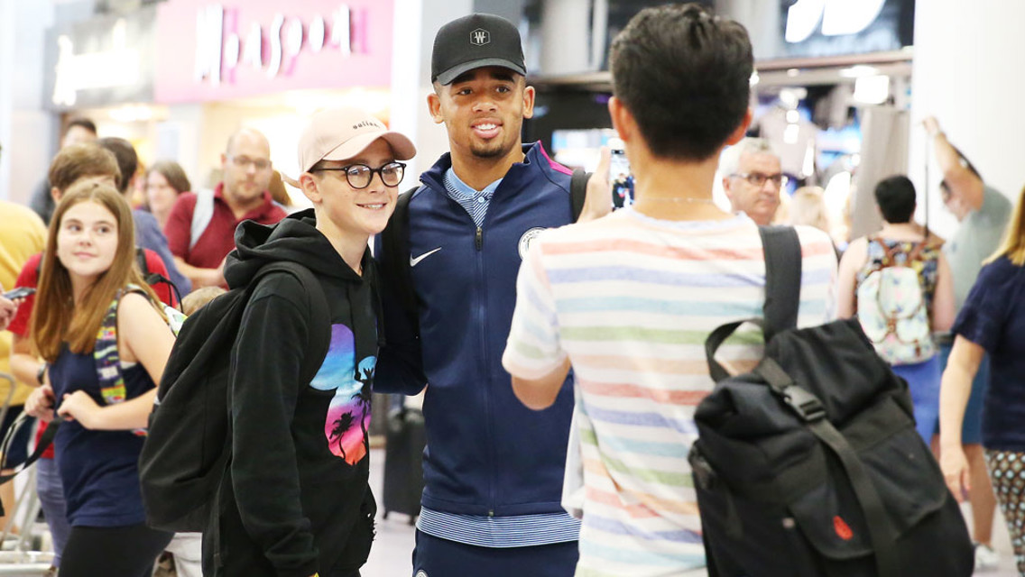 FOTO AIRPORT: Gabriel Jesus berpose dengan fans kecil di Manchester