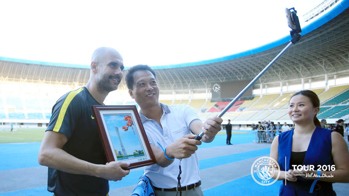 BUT FIRST LET ME GET A SELFIE: With the boss!
