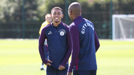 DUPLA| Como é bom ver o Gabriel Jesus e Fernandinho trabalhando juntos. Alegria estampada no rosto! 