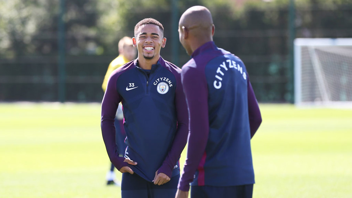 DUPLA| Como é bom ver o Gabriel Jesus e Fernandinho trabalhando juntos. Alegria estampada no rosto! 