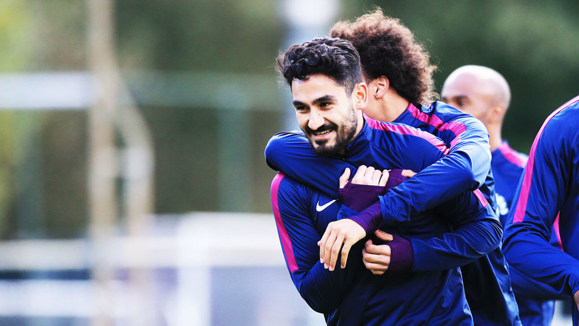 ¡TE TENGO! Abrazo de Leroy Sané a Ilkay Gündogan.