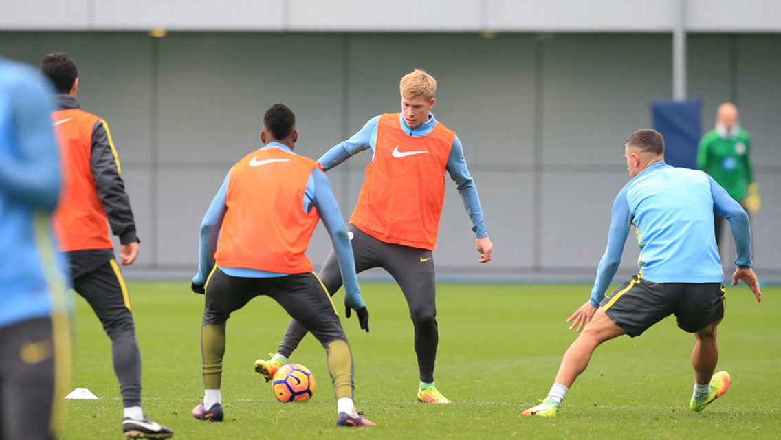 ALL EYES: De Bruyne receives the attention of Kelechi Iheanacho and Aleksandar Kolarov