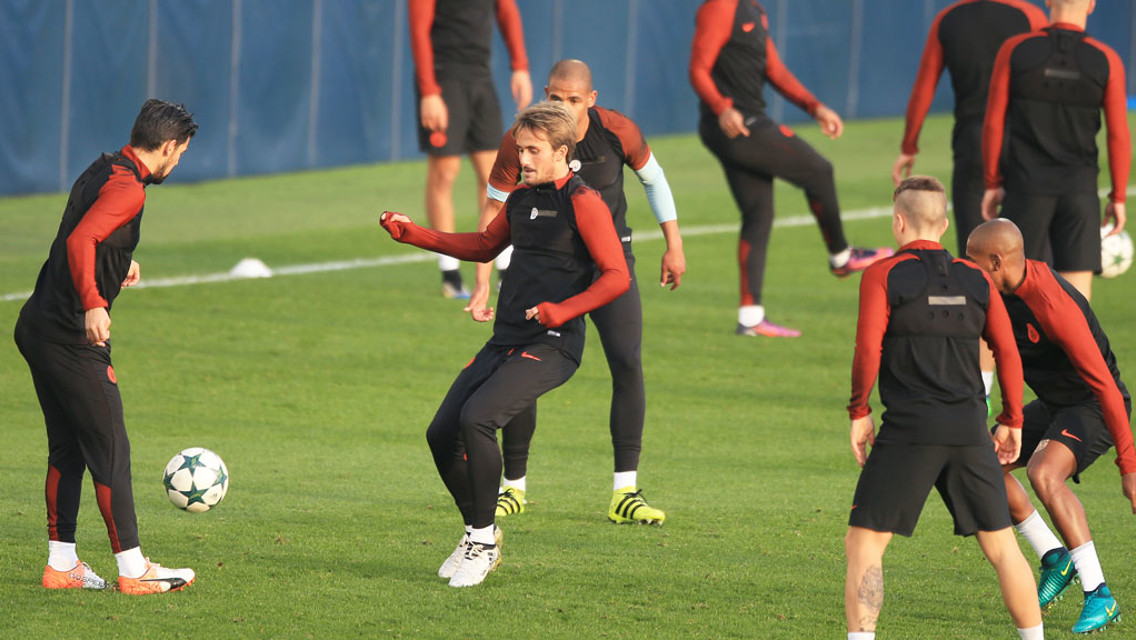IN THE MIDDLE: Aleix Garcia is the man in the middle during open training.