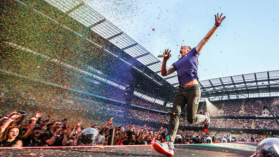 RUNNING MAN! Chris Martin does his best Sergio Aguero impression