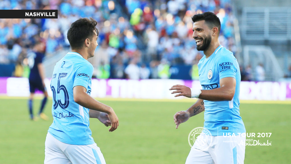Brahim celebra su gol junto a Agüero.
