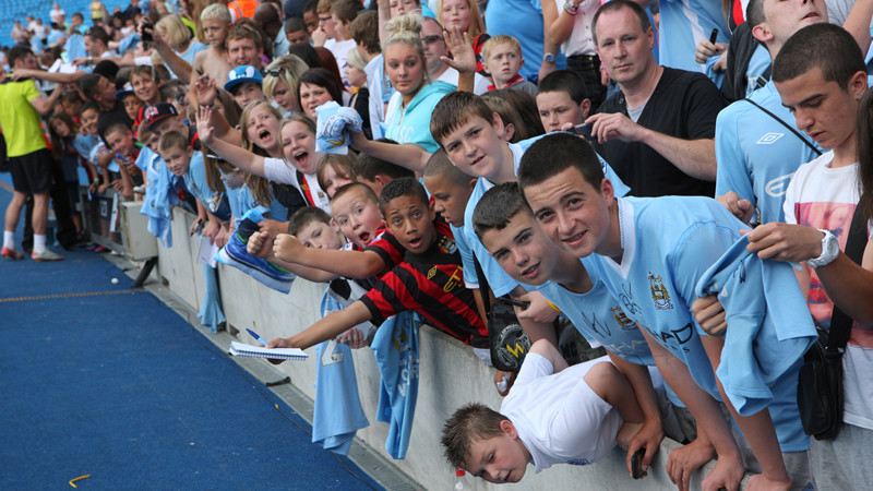Open Day Fan file holding image