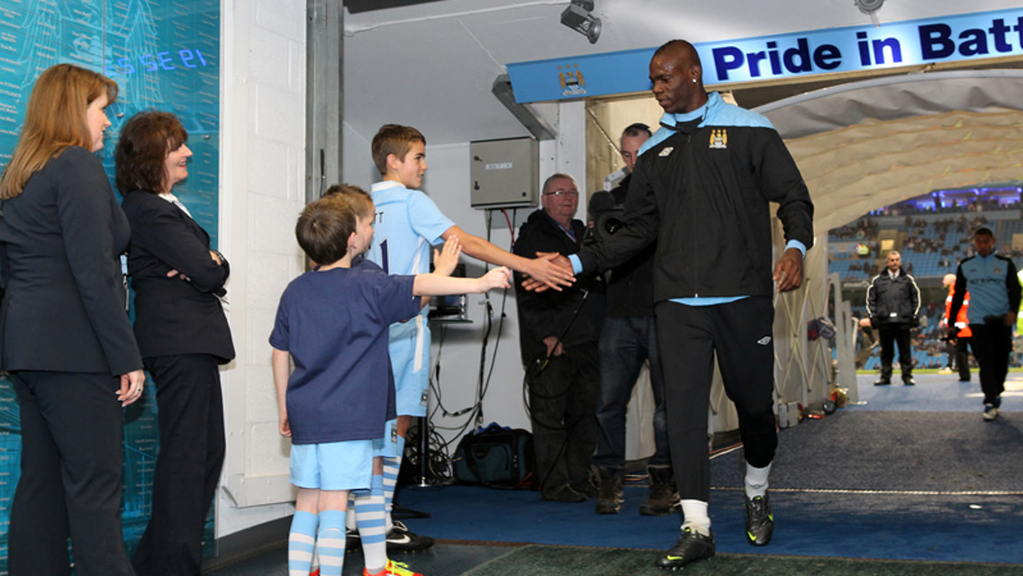 9 Mario High Fives the Mascotts