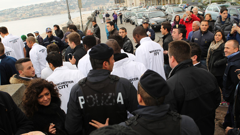 Mario mobbed by fans 2