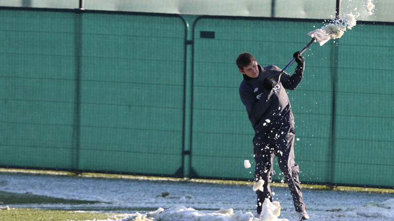 Snow doesnt stop play at carrington training ground