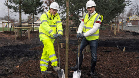 City Football Academy: Jesus Navas plants trees