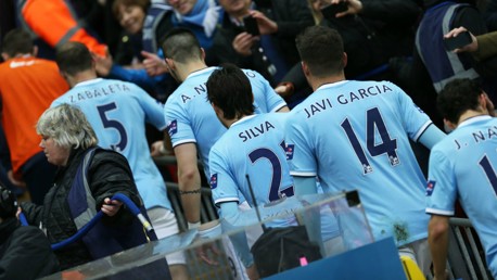 Los futbolistas del City van a por el trofeo de 2014.