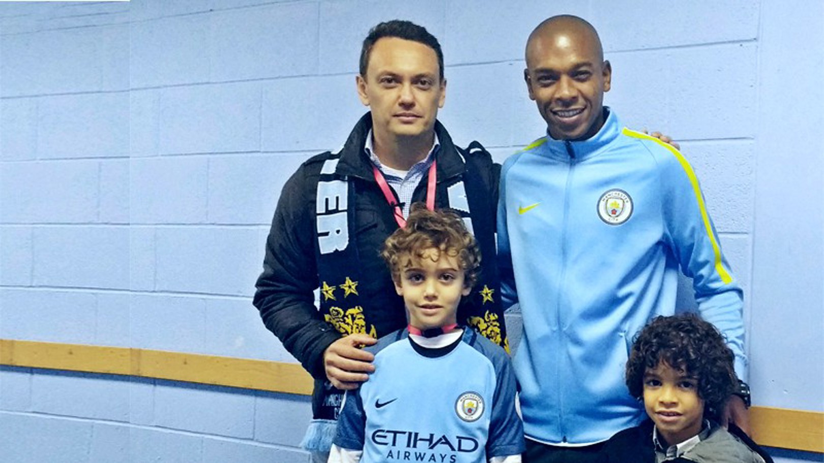 Fernandinho realiza o sonho ao pequeno Vítor 