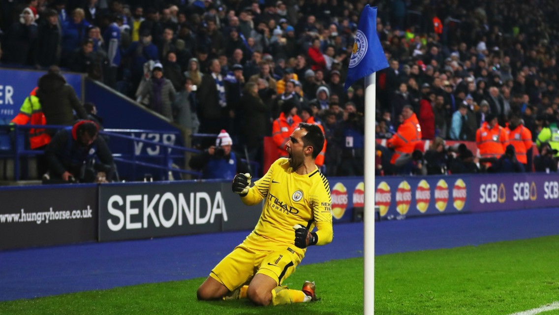 ¡BRAVO, CLAUDIO! El chileno celebra el pase del City.