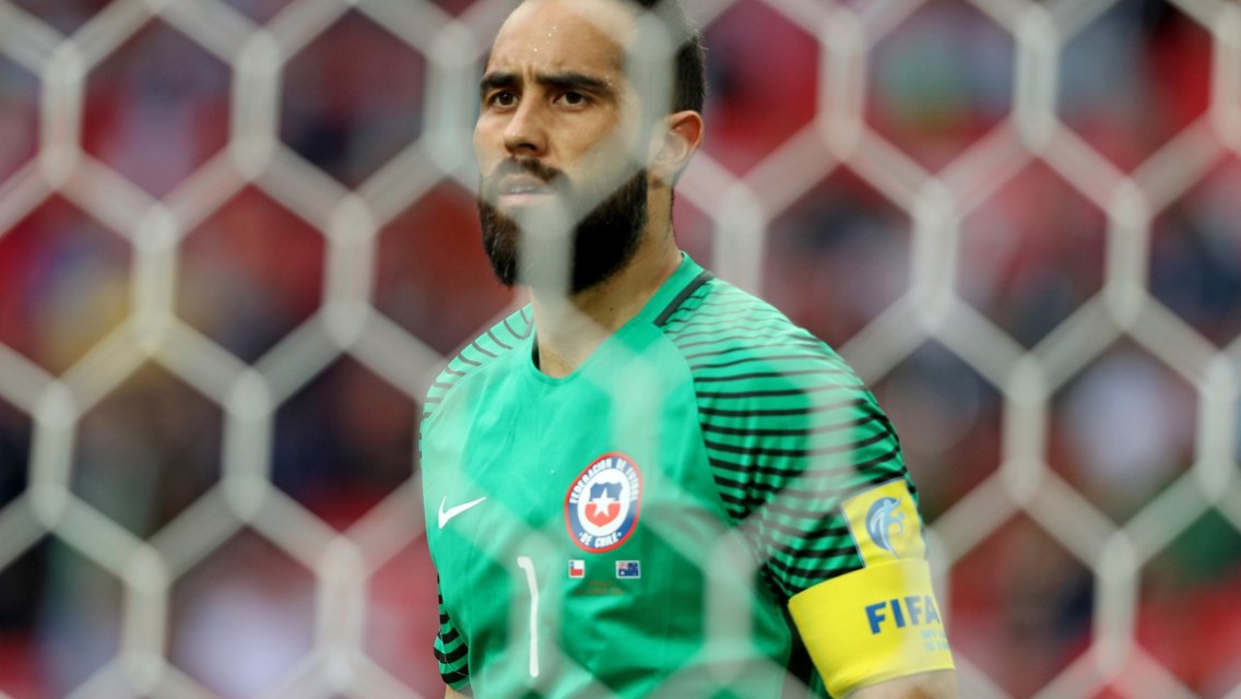 CAPITÁN. Claudio Bravo volvió a la portería de Chile contra Australia.