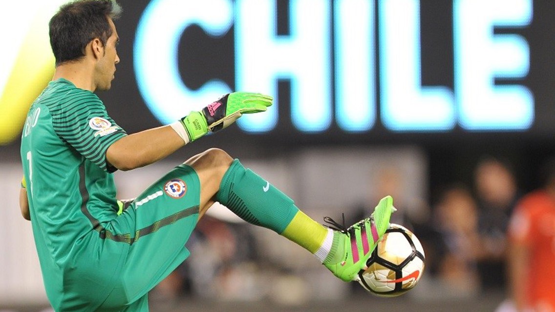 CAPITÁN. Bravo volvió a la portería de Chile ante Australia.