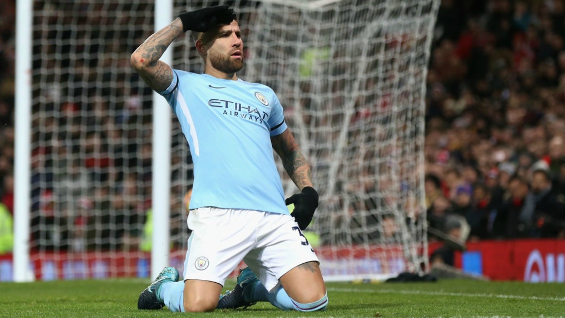 NICO OTAMENDI. El general celebra su decisivo gol en Old Trafford.