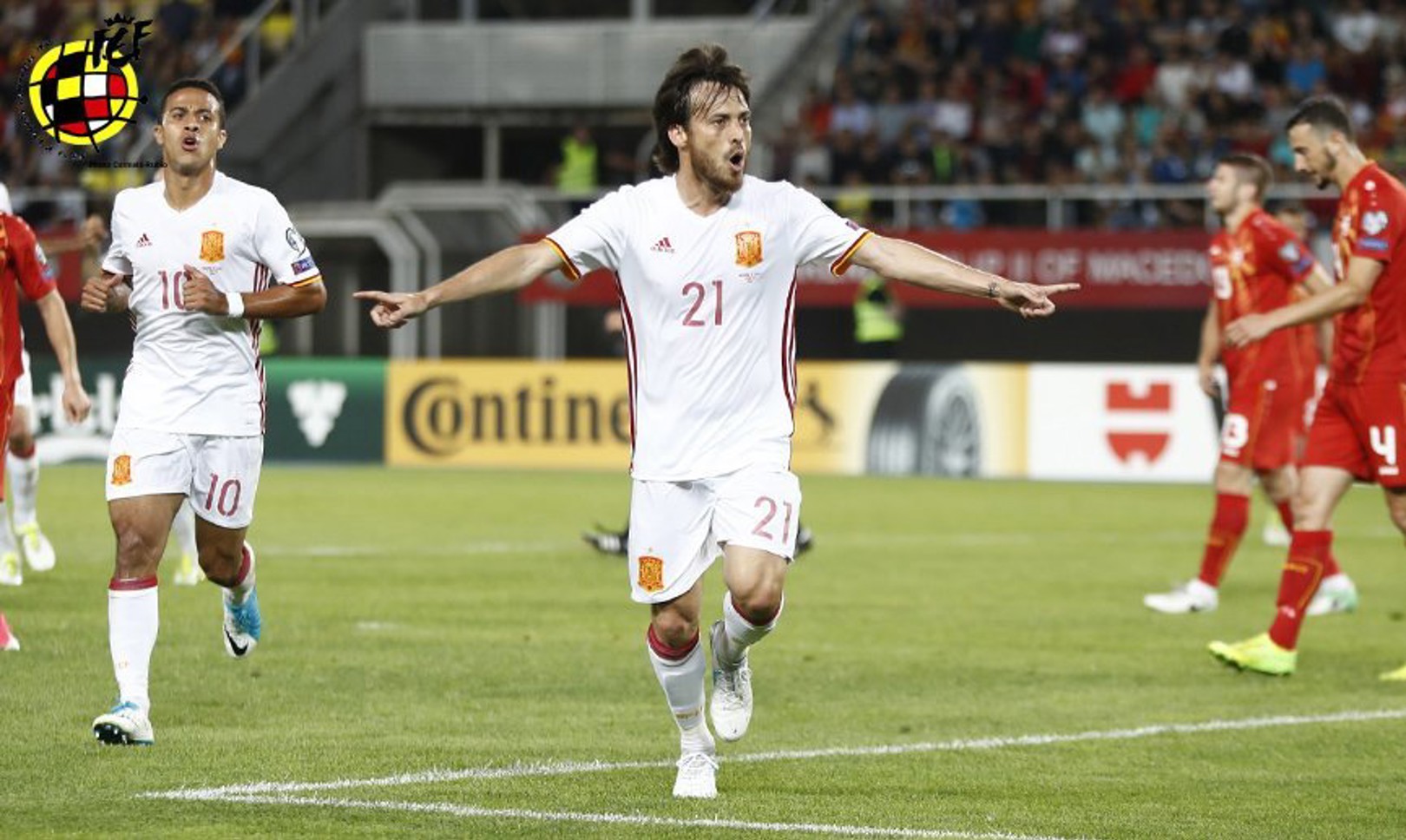 España, líder al ritmo de Silva