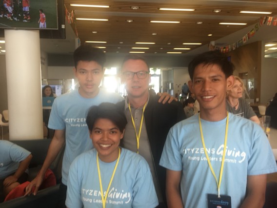 เจนจิรา, วิโรจน์ และ เกริกพล ตัวแทนผู้นำเยาวชนไทย ถ่ายรูปกับพอล คิกคอฟ นักเตะตำนานของแมนเชสเตอร์ ซิตี้ 