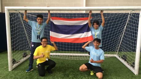 คณะตัวแทนเยาวชนไทย ชูธงชาติไทยในขณะมาร่วมอบรมและทำกิจกรรมซิตี้เซ่น กีฟวิ่ง ที่ซิตี้ ฟุตบอล อะคาเดมี่