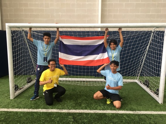 คณะตัวแทนเยาวชนไทย ชูธงชาติไทยในขณะมาร่วมอบรมและทำกิจกรรมซิตี้เซ่น กีฟวิ่ง ที่ซิตี้ ฟุตบอล อะคาเดมี่