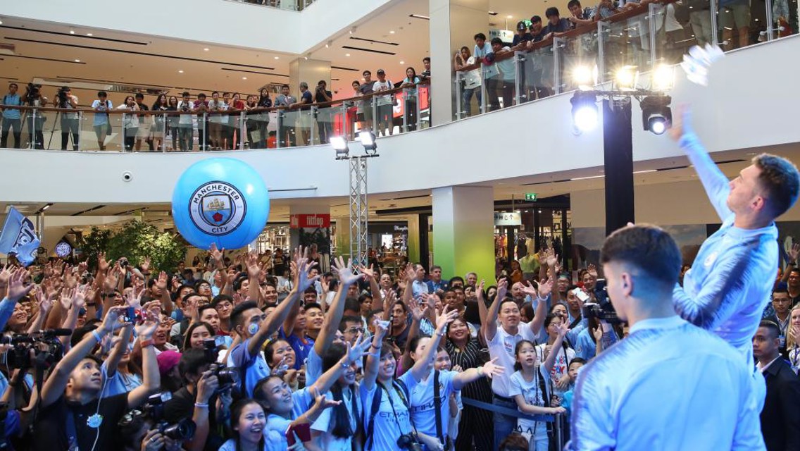 สองนักเตะดังของแมนฯ ซิตี้ แจกรางวัลให้กับแฟนชาวไทย 