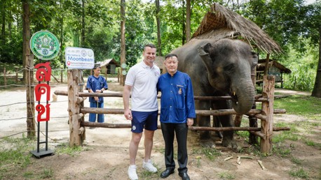 ว่าที่พันตรีอภิชาติ  จินดามงคล ผู้อำนวยการสถาบันคชบาลแห่งชาติ ถ่ายภาพเป็นที่ระลึกร่วมกับเชย์ กิฟเว่น หลังจากเสร็จกิจกรรมตั้งชื่อลูกช้าง มูนบีม