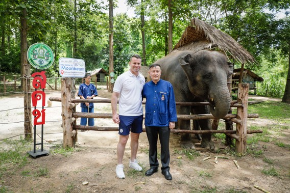 ว่าที่พันตรีอภิชาติ  จินดามงคล ผู้อำนวยการสถาบันคชบาลแห่งชาติ ถ่ายภาพเป็นที่ระลึกร่วมกับเชย์ กิฟเว่น หลังจากเสร็จกิจกรรมตั้งชื่อลูกช้าง มูนบีม