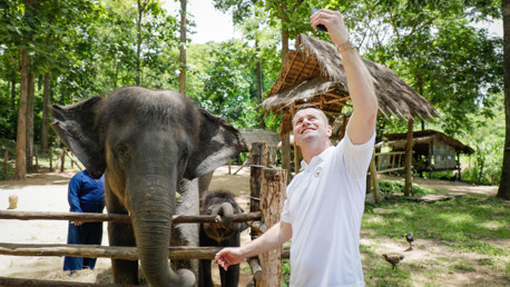 เชย์ กิฟเว่น ถ่ายเซลฟี่ คู่กับ มูนบีม และแม่ช้าง พาชี 