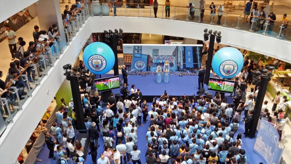 บรรยากาศภายในศูนย์การค้าเซ็นทรัล เวิล์ด เอเทรี่ยม 3 วันที่สองแข้งดังแมนฯ ซิตี้ มาเยือนสยามประเทศ พร้อมสองถ้วยรางวัลอันทรงเกียรติของอังกฤษ