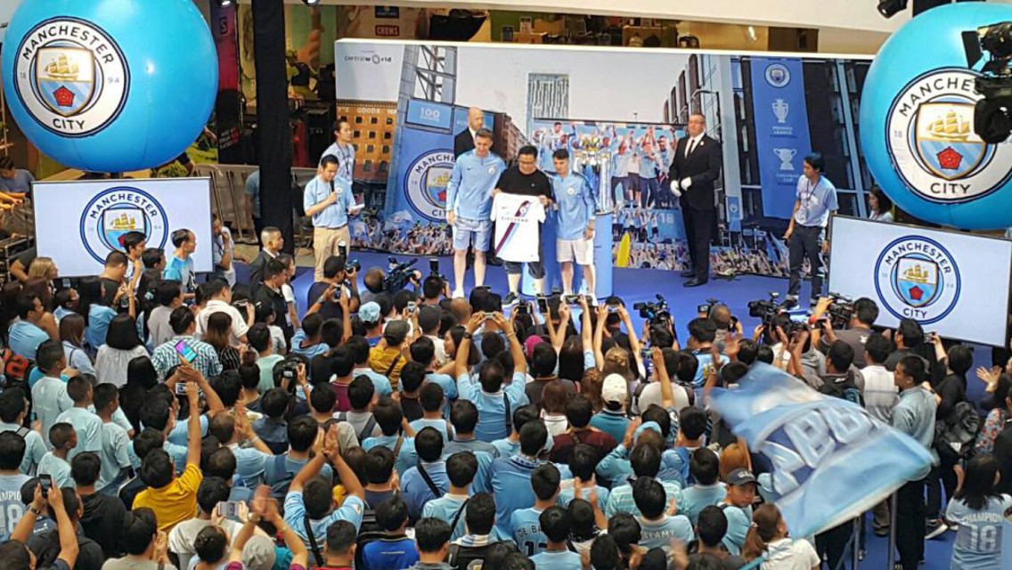สโมสรฯ ใจดี จัดกิจกรรมบนเวทีร่วมกับ อายเมริค ลาป๊อร์กต์ และบราฮิม ดิแอซ มอบรางวัลเสื้อซิตี้เซ่นให้กับแฟนบอลผู้โชคดี 