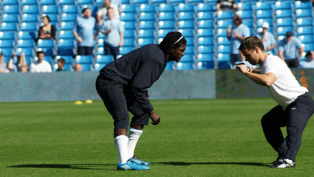 Adebayor stetching prematch