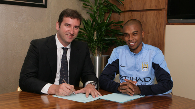 Fernandinho signing 2