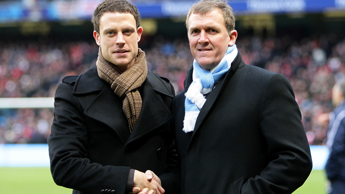 Wayne Bridge shaking hands with Garry Cook 0809