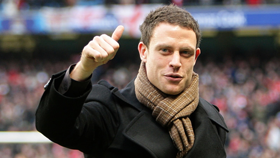 Wayne Bridge introduced at MCFC stadium 0809