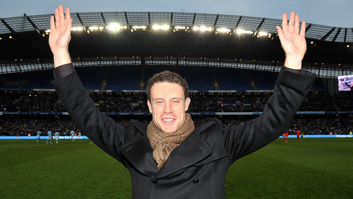 Wayne Bridge introduced at MCFC stadium 0809