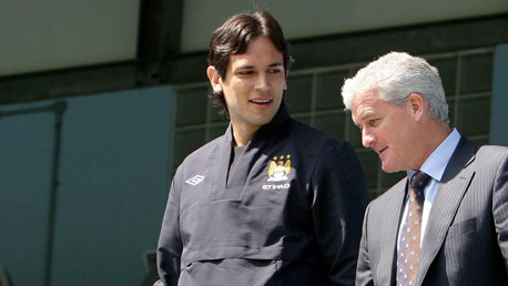 Hughes talking Roque Santa Cruz