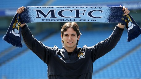 Roque Santa Cruz with scarf new signing season 0910