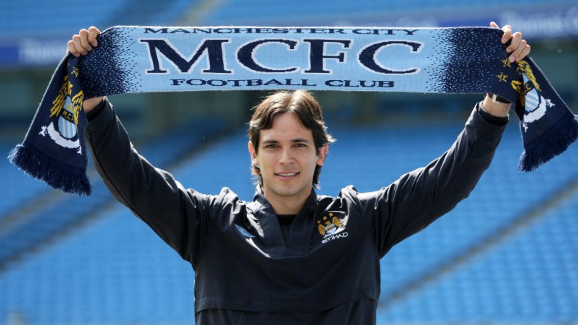 Roque Santa Cruz with scarf new signing season 0910
