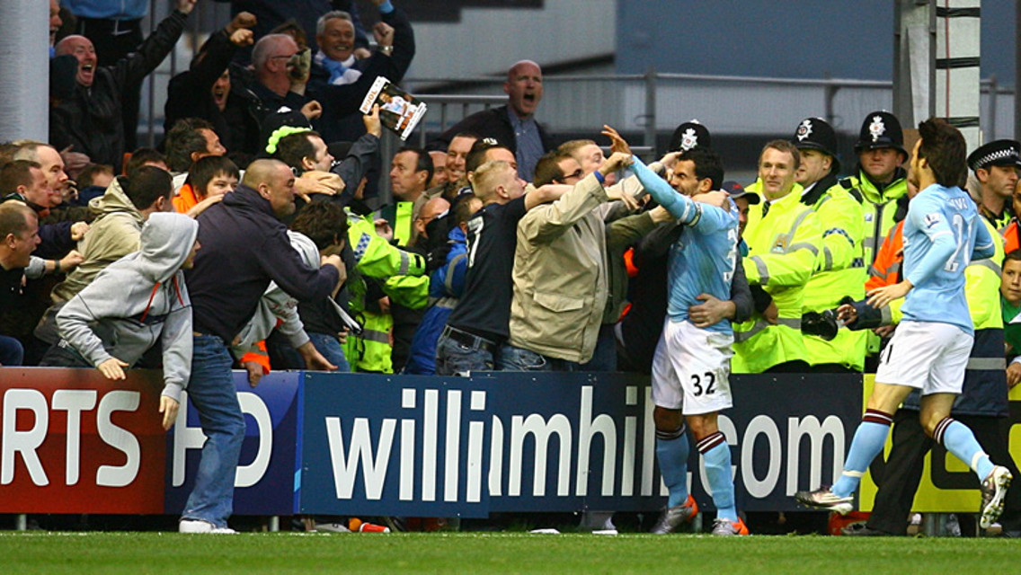 Tevez Celebrates Blackpool4