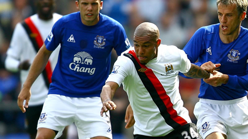 Dejong on the Ball Everton