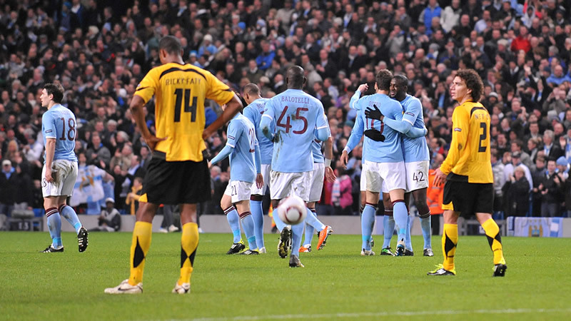 Yaya celebrates his goal aris home