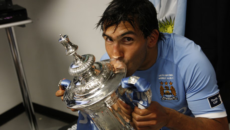 tevez kises cup dressin room