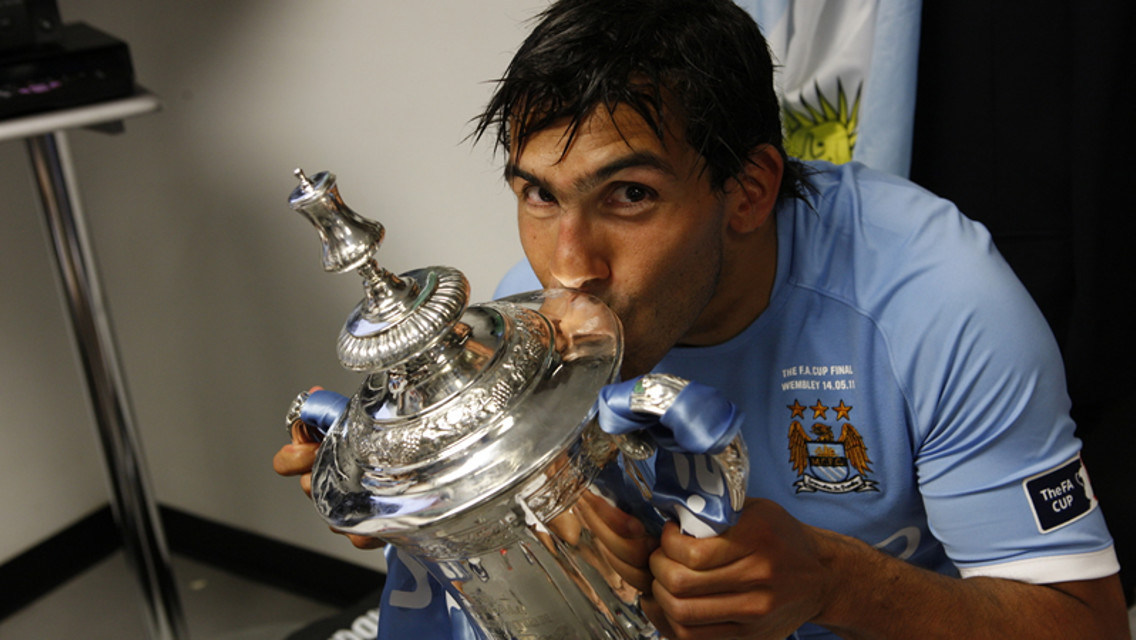 tevez kises cup dressin room