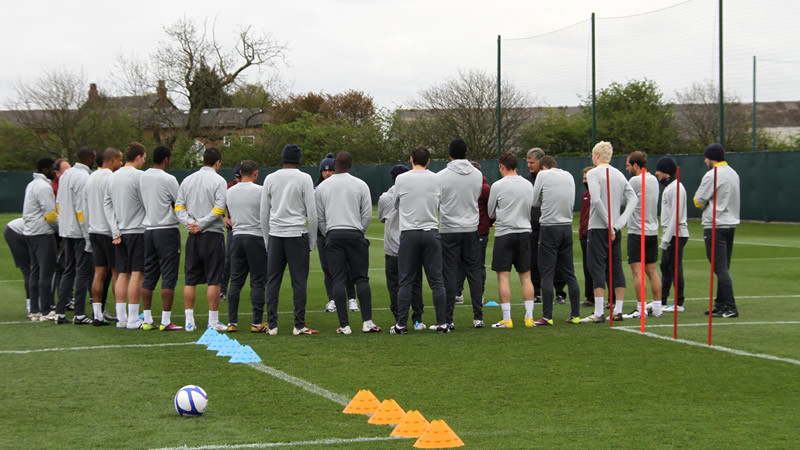 Team talk with Mancini on the pitch