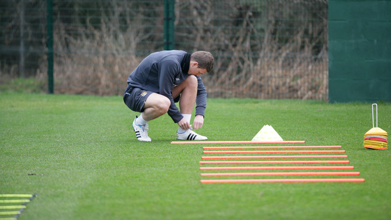 Edin sorts his laces out before training