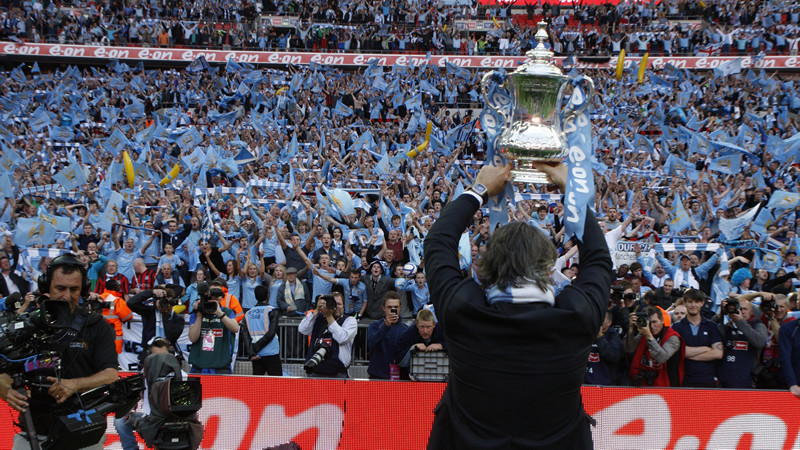 Boss Shows the fans the cup