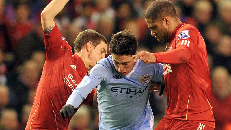 Nasri Between Johnson and Agger