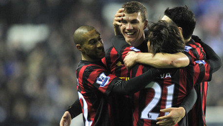 Edin in the arms of his team 